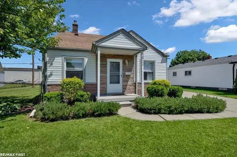 29344 Taylor St, Saint Clair Shores, MI 48081