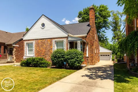 1898 Country Clb, Grosse Pointe Woods, MI 48236