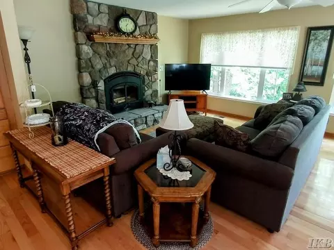 Living - 960 Rivers, Gladwin, MI 48624 photo 3 of 5