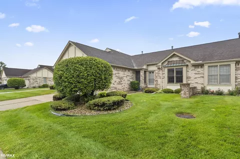 42651 N Cedar Rdg, Clinton Township, MI 48038