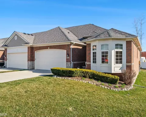 49450 Chapel Hl, Shelby Township, MI 48315