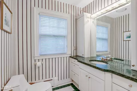 Bath - 838 Whittier, Grosse Pointe Park, MI 48230 photo 5 of 8