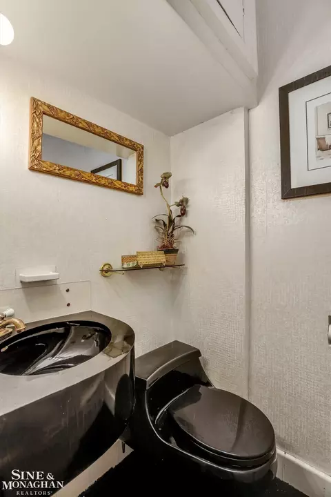 Bath - 838 Whittier, Grosse Pointe Park, MI 48230 photo 2 of 8