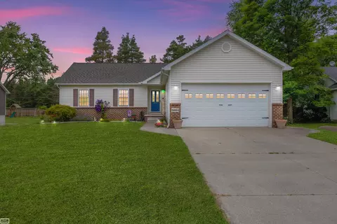 5864 Bob White, Kimball, MI 48074