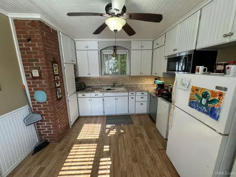 Kitchen - 520 E D, Iron Mountain, MI 49801 photo 2 of 3