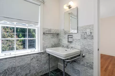 Bath - 280 Vendome, Grosse Pointe Farms, MI 48236 photo 5 of 7