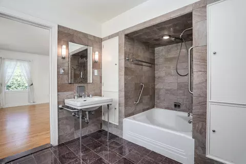 Bath - 280 Vendome, Grosse Pointe Farms, MI 48236 photo 3 of 7