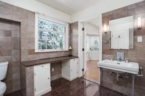 Bath - 280 Vendome, Grosse Pointe Farms, MI 48236 photo 4 of 7