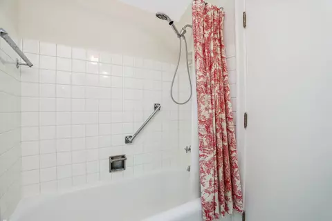 Bath - 280 Vendome, Grosse Pointe Farms, MI 48236 photo 2 of 7