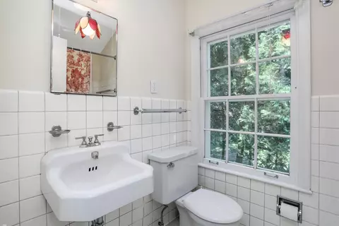 Bath - 280 Vendome, Grosse Pointe Farms, MI 48236 photo 1 of 7