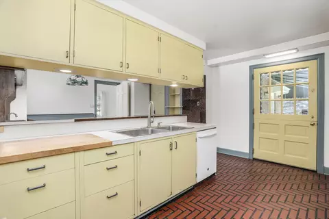 Kitchen - 280 Vendome, Grosse Pointe Farms, MI 48236 photo 4 of 5
