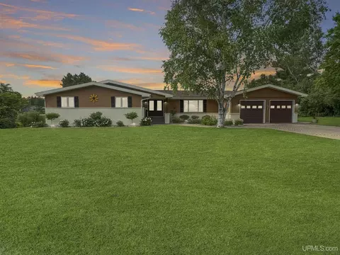 940 Sunset, Iron Mountain, MI 49801