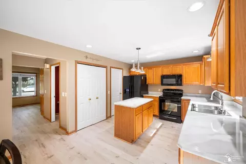 Kitchen - 6970 Pheasant Vw, Temperance, MI 48182 photo 4 of 4