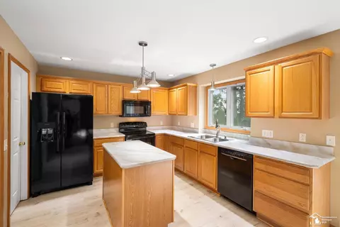 Kitchen - 6970 Pheasant Vw, Temperance, MI 48182 photo 1 of 4