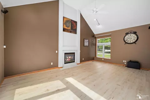 Living - 6970 Pheasant Vw, Temperance, MI 48182 photo 3 of 4
