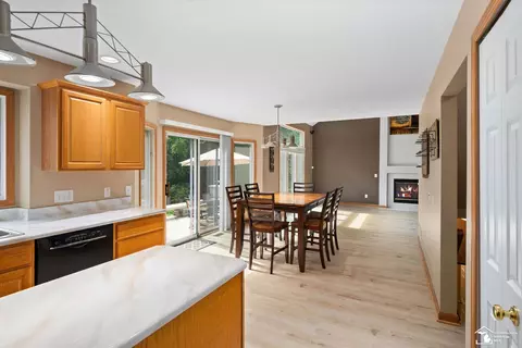 Kitchen - 6970 Pheasant Vw, Temperance, MI 48182 photo 3 of 4