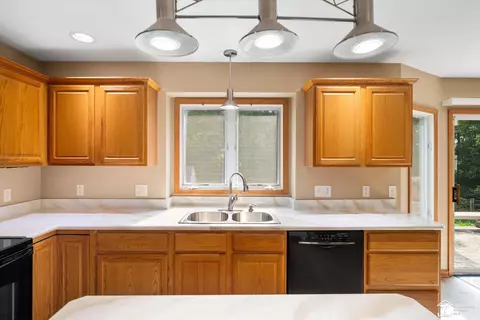Kitchen - 6970 Pheasant Vw, Temperance, MI 48182 photo 2 of 4