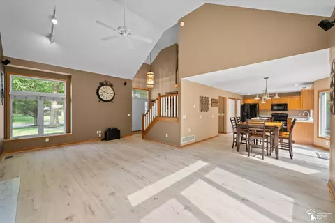 Living - 6970 Pheasant Vw, Temperance, MI 48182 photo 4 of 4
