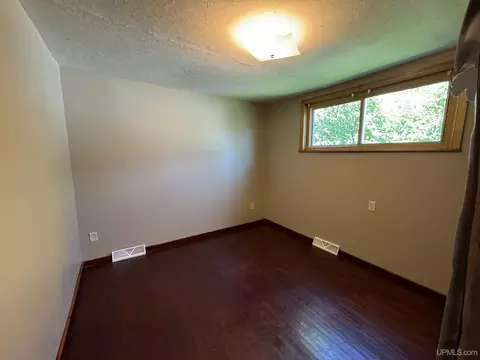 Bedroom - 124 Cliffs, Gladstone, MI 49837 photo 2 of 3