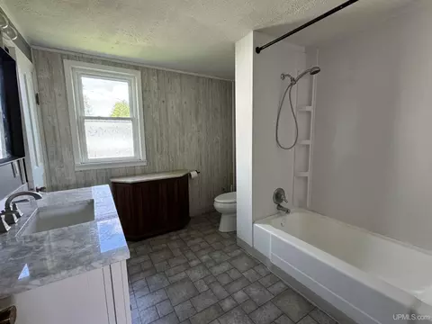 Bath - 124 Cliffs, Gladstone, MI 49837 photo 1 of 1
