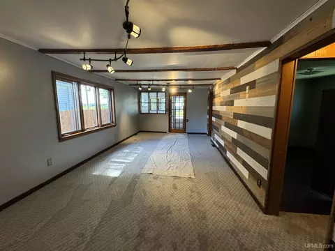 Living - 124 Cliffs, Gladstone, MI 49837 photo 1 of 2