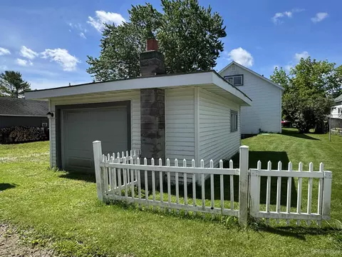 Exterior - 124 Cliffs, Gladstone, MI 49837 photo 3 of 4