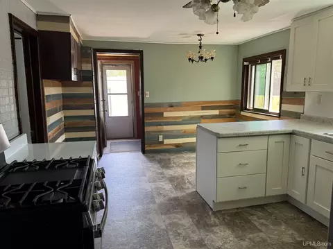 Kitchen - 124 Cliffs, Gladstone, MI 49837 photo 1 of 2