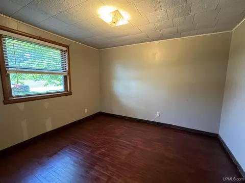 Bedroom - 124 Cliffs, Gladstone, MI 49837 photo 1 of 3