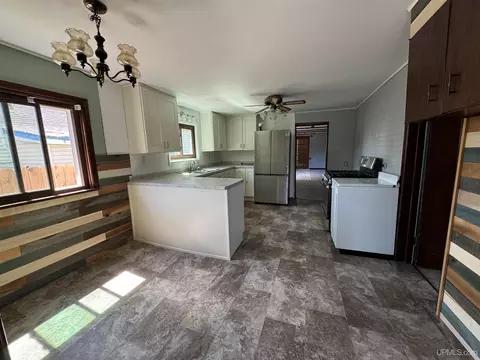 Kitchen - 124 Cliffs, Gladstone, MI 49837 photo 2 of 2