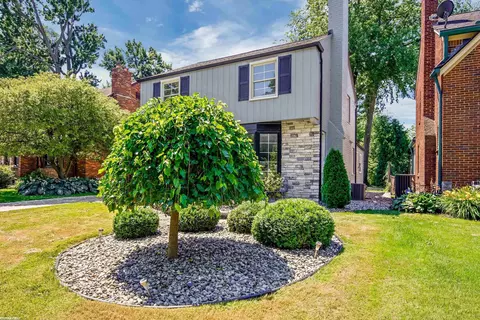 1771 Severn, Grosse Pointe Woods, MI 48236 photo 3