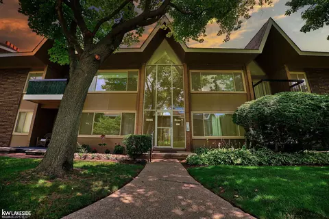 2015 Klingensmith Apt Unit Apt 77 Building UNIT 77 / BUILDING # 7, Bloomfield Township, MI 48302