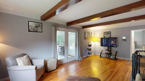 Living - 9096 Carpenter, Flushing, MI 48433 photo 2 of 3
