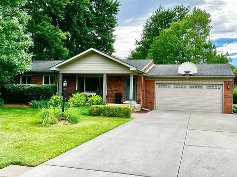 39479 N Blom Dr, Harrison Township, MI 48045