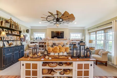 Living - 10305 Exeter, Carleton, MI 48117 photo 2 of 5