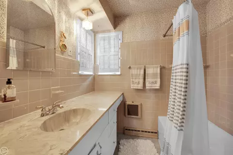 Bath - 242 Edgewater, Algonac, MI 48001 photo 2 of 3