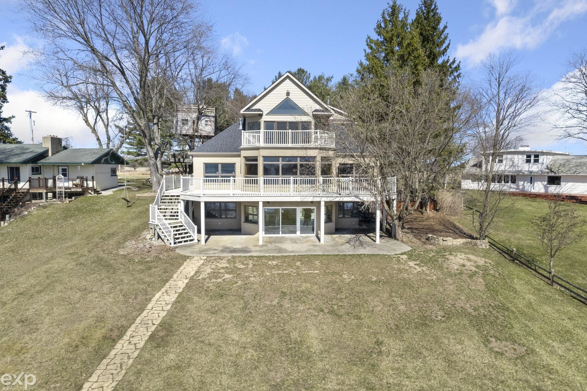 4348 W Lakeside