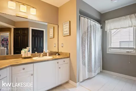 Bath - 49248 Yale, Macomb, MI 48044 photo 5 of 5