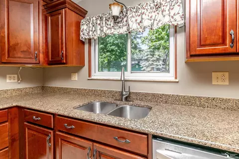 7559 Apache, Temperance, MI 48182 photo 14