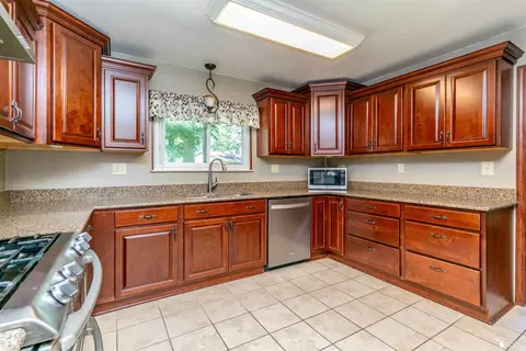 7559 Apache, Temperance, MI 48182 photo 12