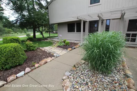 6203 Fairway Pnes, Bay City, MI 48706
