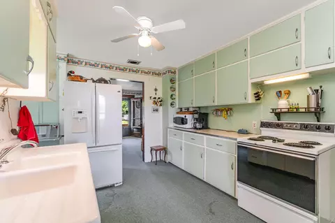 Kitchen - 5200 W M-18, Gladwin, MI 48624 photo 1 of 4