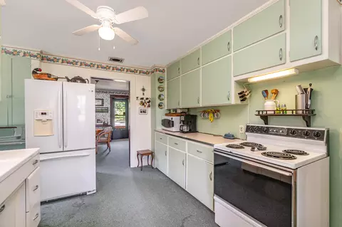 Kitchen - 5200 W M-18, Gladwin, MI 48624 photo 2 of 4