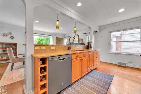 Kitchen - 951 Hampton, Grosse Pointe Woods, MI 48236 photo 4 of 4