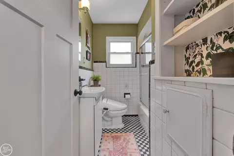 Bath - 951 Hampton, Grosse Pointe Woods, MI 48236 photo 1 of 6