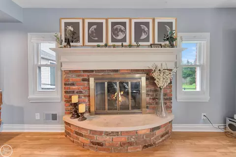 Living - 951 Hampton, Grosse Pointe Woods, MI 48236 photo 4 of 5