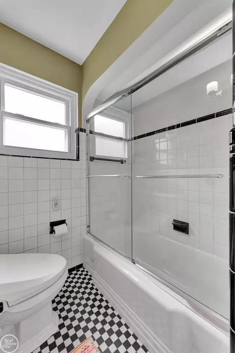 Bath - 951 Hampton, Grosse Pointe Woods, MI 48236 photo 4 of 6