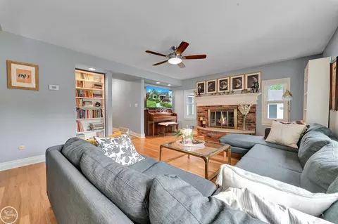 Living - 951 Hampton, Grosse Pointe Woods, MI 48236 photo 3 of 5