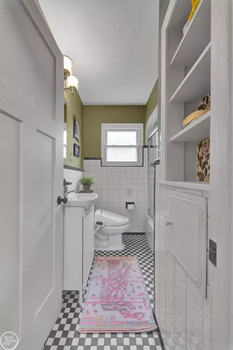 Bath - 951 Hampton, Grosse Pointe Woods, MI 48236 photo 3 of 6