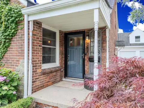 Exterior - 951 Hampton, Grosse Pointe Woods, MI 48236 photo 6 of 15