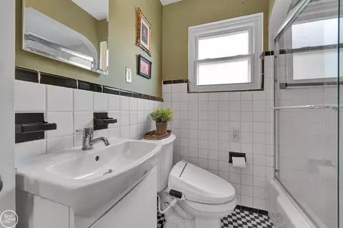 Bath - 951 Hampton, Grosse Pointe Woods, MI 48236 photo 2 of 6